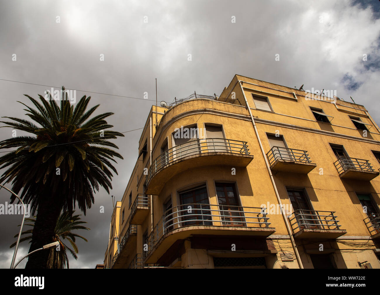 Die Außenseite des alten Gebäude im Art-Deco-Stil der italienischen Kolonialzeit, Central region, Asmara, Eritrea Stockfoto