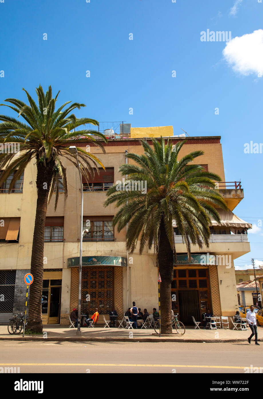 Die Außenseite des alten Gebäude im Art-Deco-Stil der italienischen Kolonialzeit, Central region, Asmara, Eritrea Stockfoto