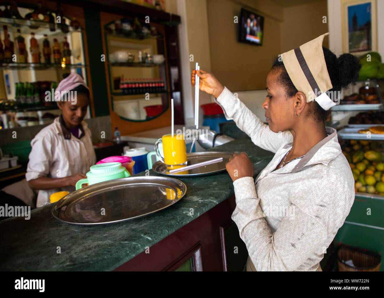 Kellnerinnen in einer Bar eine Mango Saft, Central region, Asmara, Eritrea Stockfoto