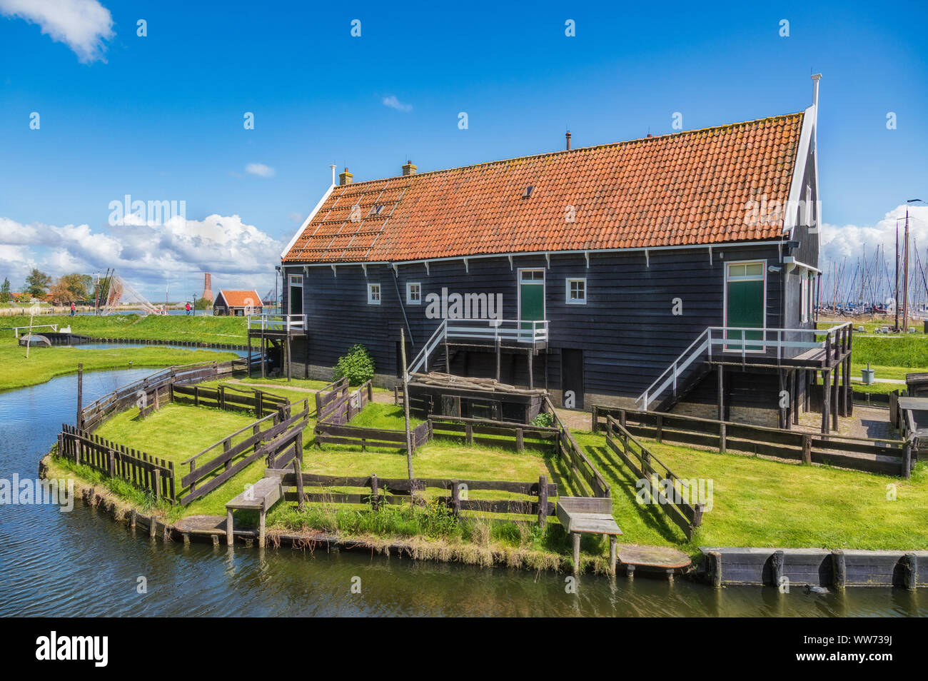 Die Alte hölzerne Fischerhaus in Enkhuizen in den Niederlanden. Stockfoto
