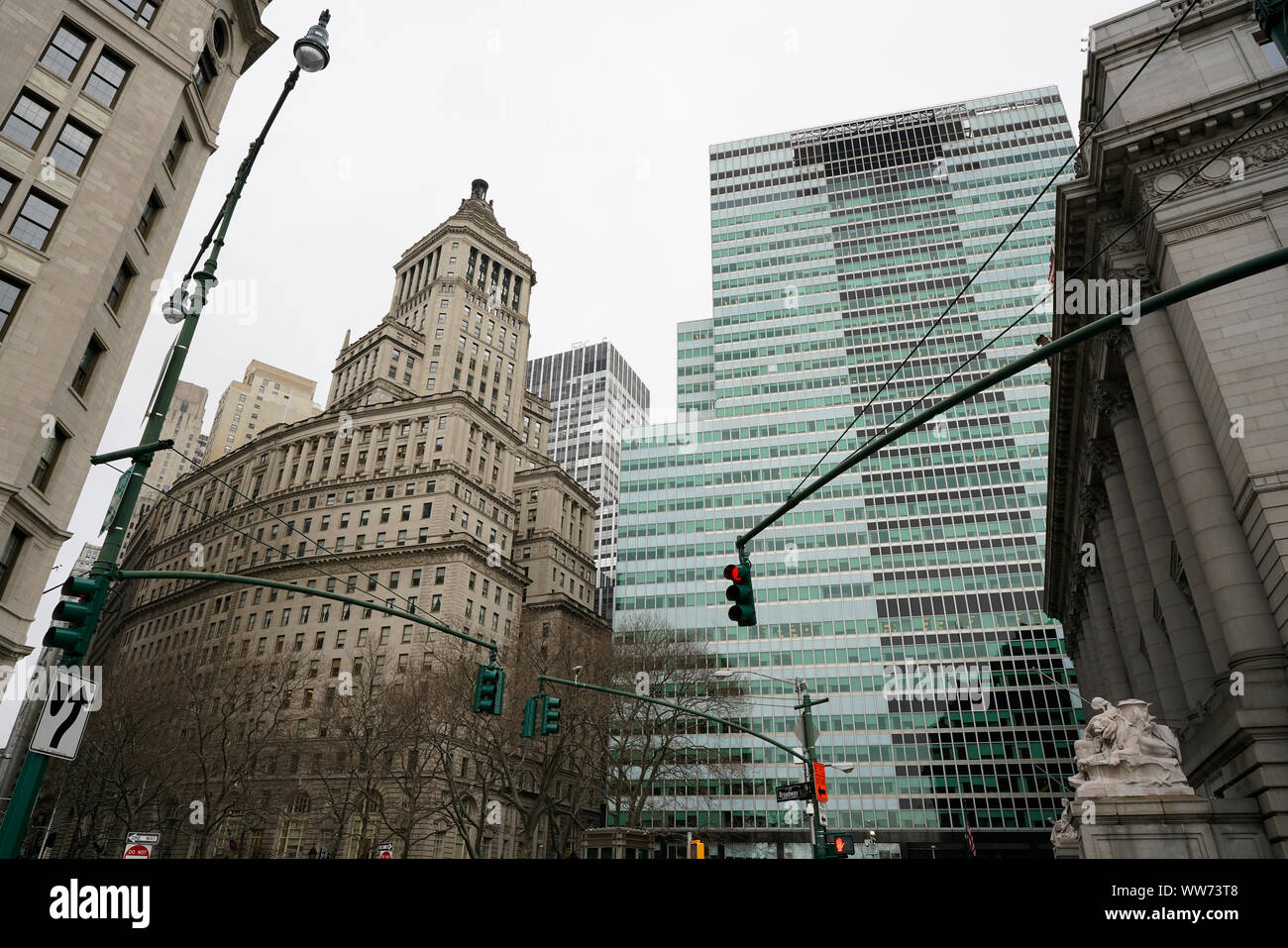 Von der linken auf die rechte Seite: 26 Broadway, auch als Standard Oil Gebäude bekannt; 2 Broadway, ein Bürogebäude, in dem der Hauptsitz der Metropolitan Transportation Authority (MTA); Der Haupteingang des Nationalen Museums der American Indian (NMAI) im Alexander Hamilton US-Custom House. Südende des Broadway, Bowling Green, Financial District von Manhattan, New York City, New York, Vereinigte Staaten von Amerika Stockfoto