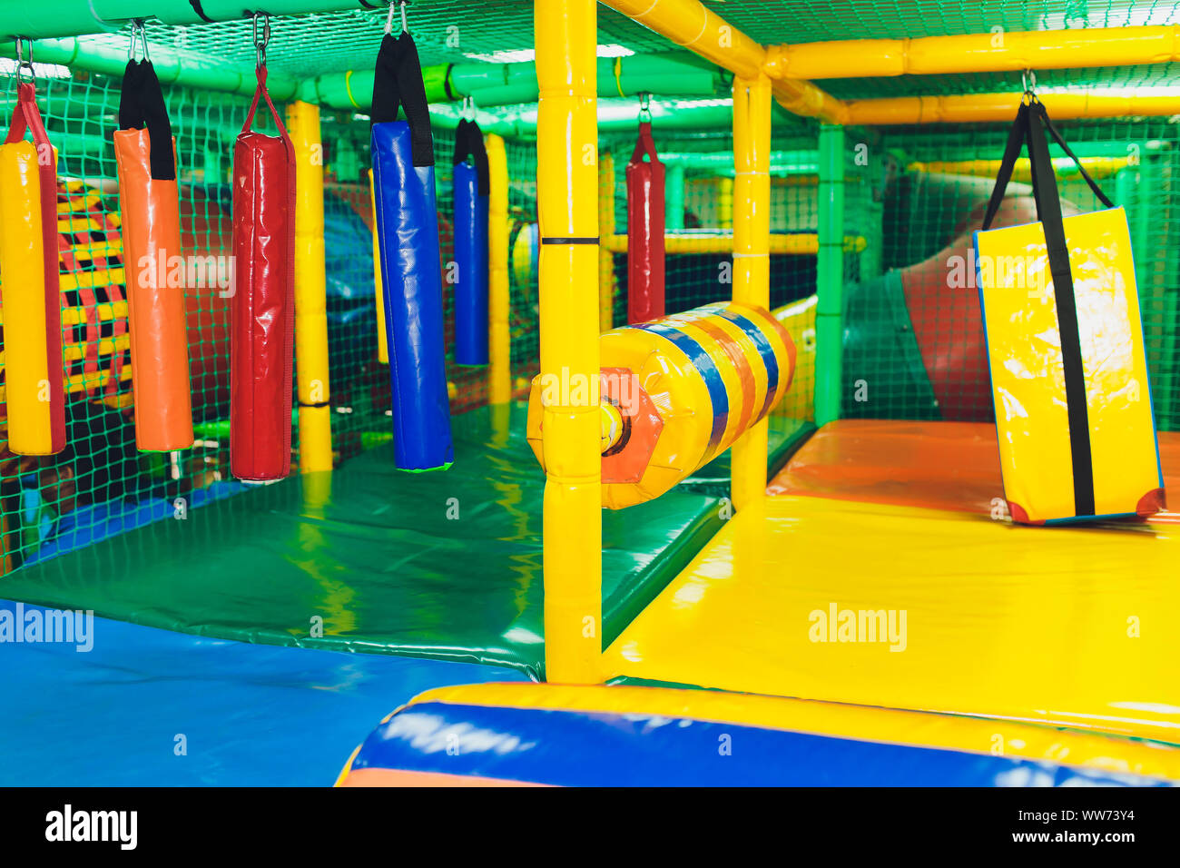 Moderne Spielplatz indoor. Kinder Dschungel in ein Spielzimmer. Runde Tunnel bei Kindern Fitnessraum Stockfoto
