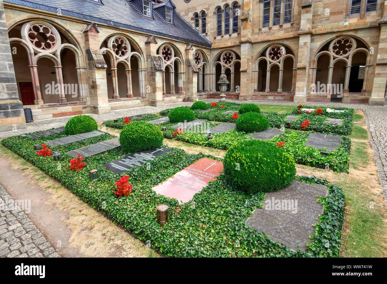 Friedhof und Kreuzgang, Hohen Dom St. Peter, Trier, Rheinland-Pfalz, Deutschland Stockfoto