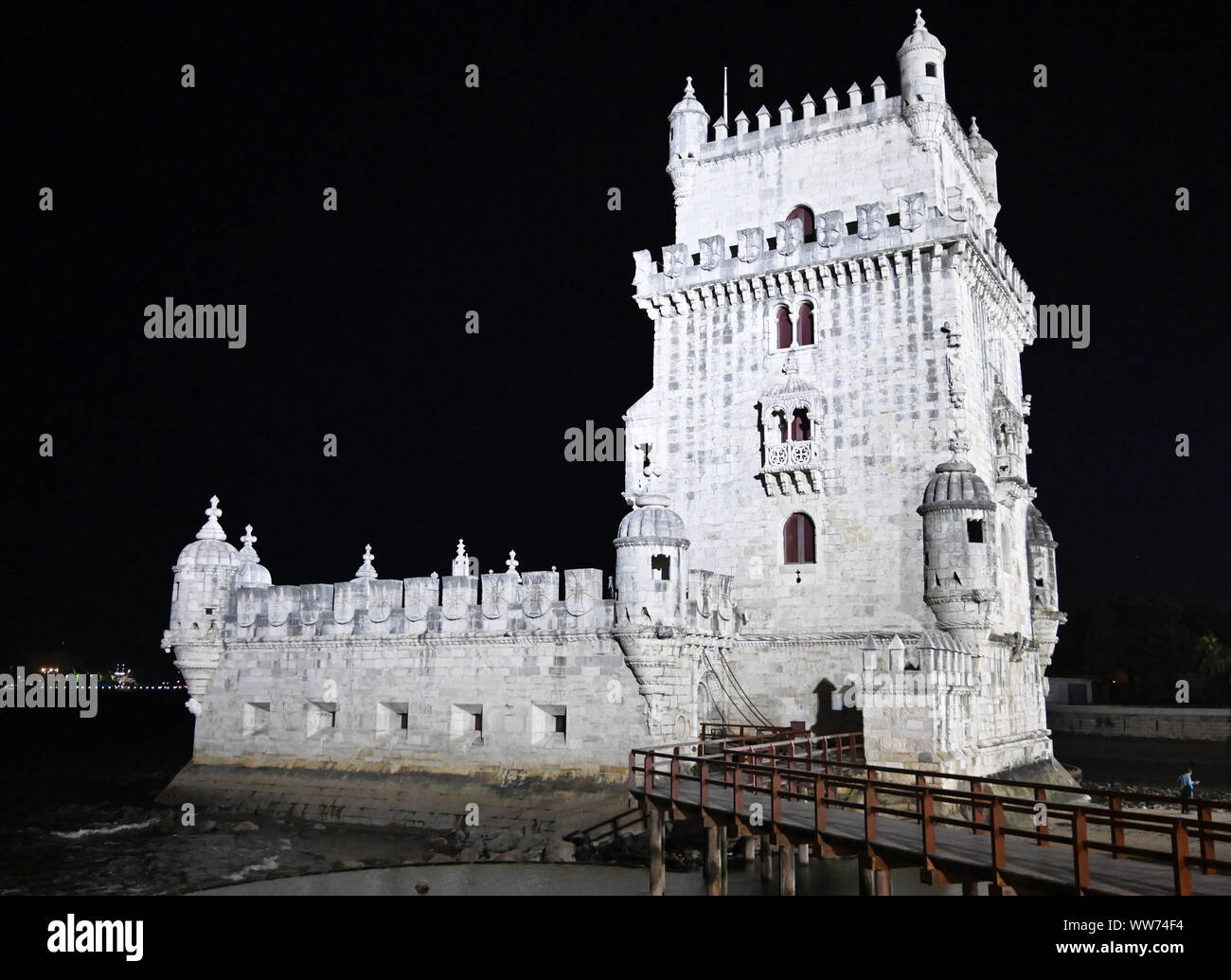 Das Belem Turm bei Nacht in Lissabon, Portugal Stockfoto