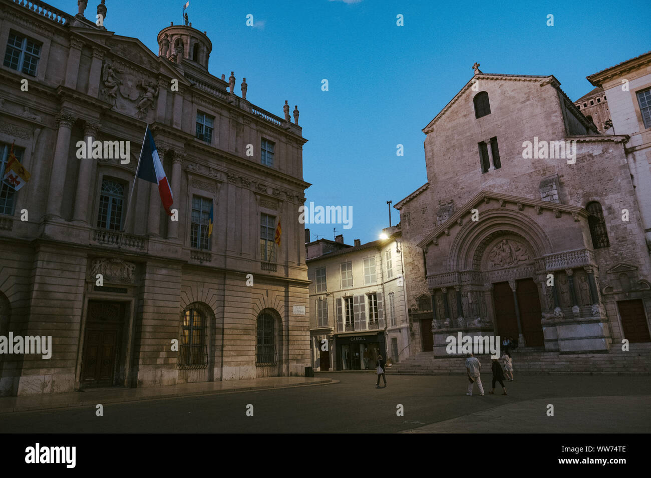 Auf der Straße in der Altstadt von Arles, Frankreich Stockfoto