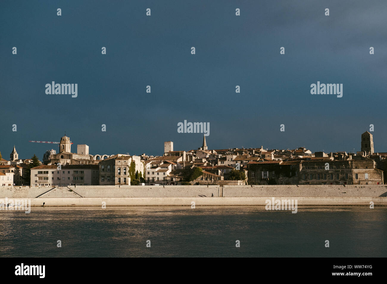 Blick auf die Altstadt von Arles, Frankreich Stockfoto