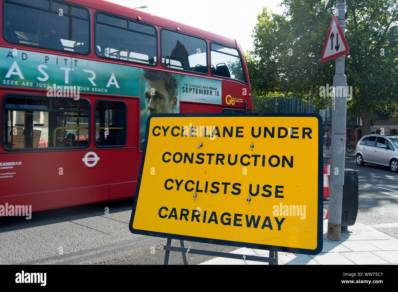 Radweg im Bau Zeichen in Kingston upon Thames, Surrey, England, Beratung Radfahrer Fahrbahn wie ein roter Doppeldeckerbus geht zu verwenden Stockfoto