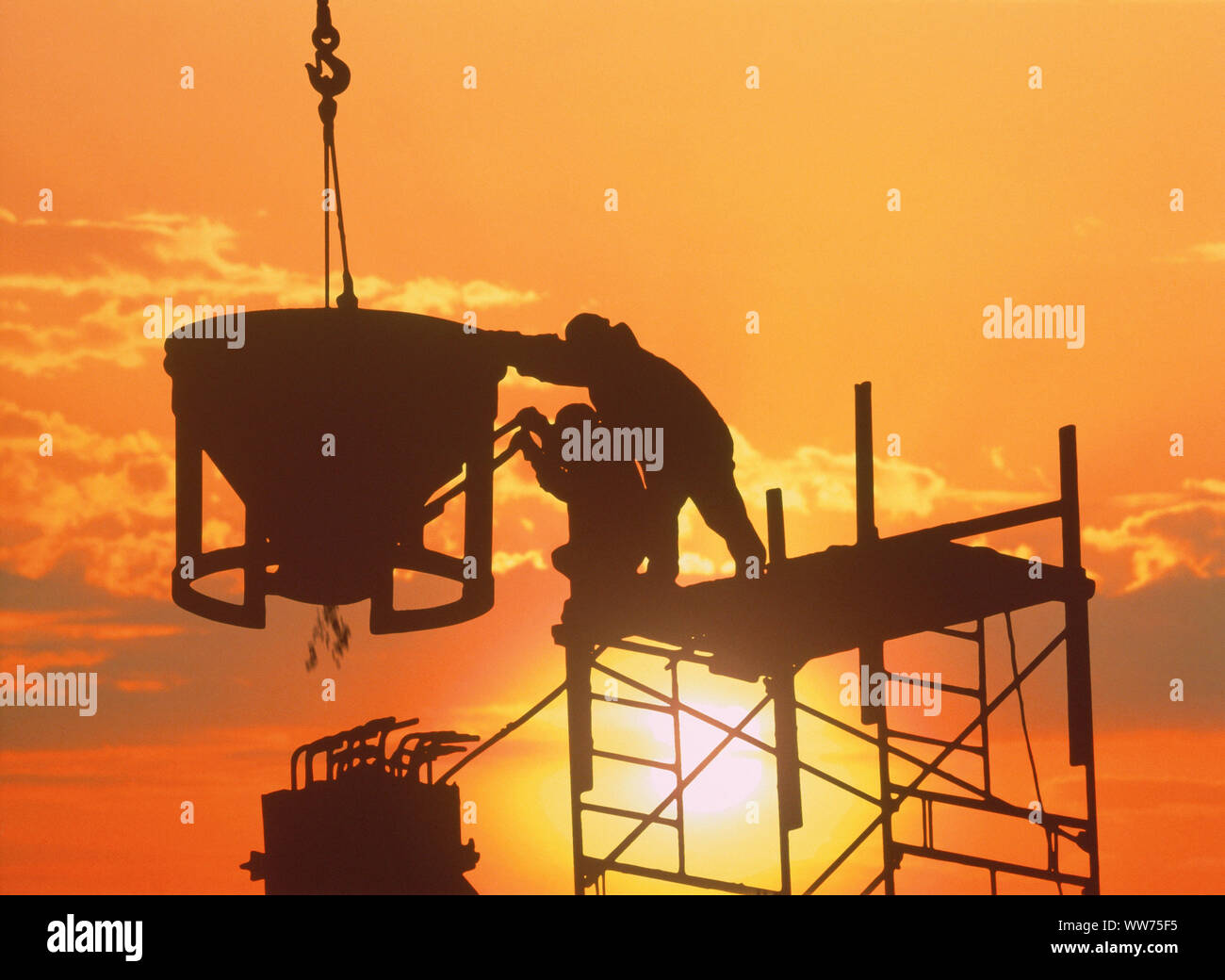 Silhouette von Bauarbeitern Betonieren Stockfoto