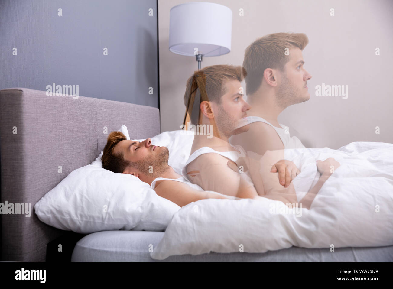 Seele Blätter junger Mann Körper beim Schlafen im Bett Stockfoto