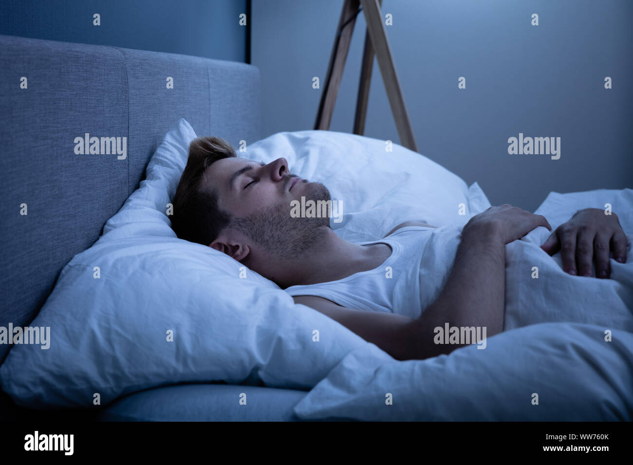 Schlafender junger mann -Fotos und -Bildmaterial in hoher Auflösung – Alamy