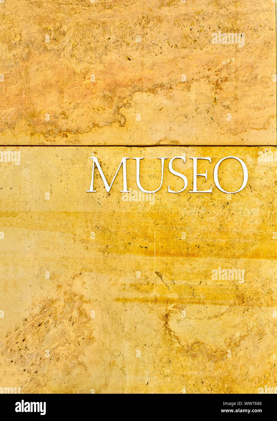 Klassische Museum Namensschild in Spanischer Sprache auf einer Steinmauer. Stockfoto