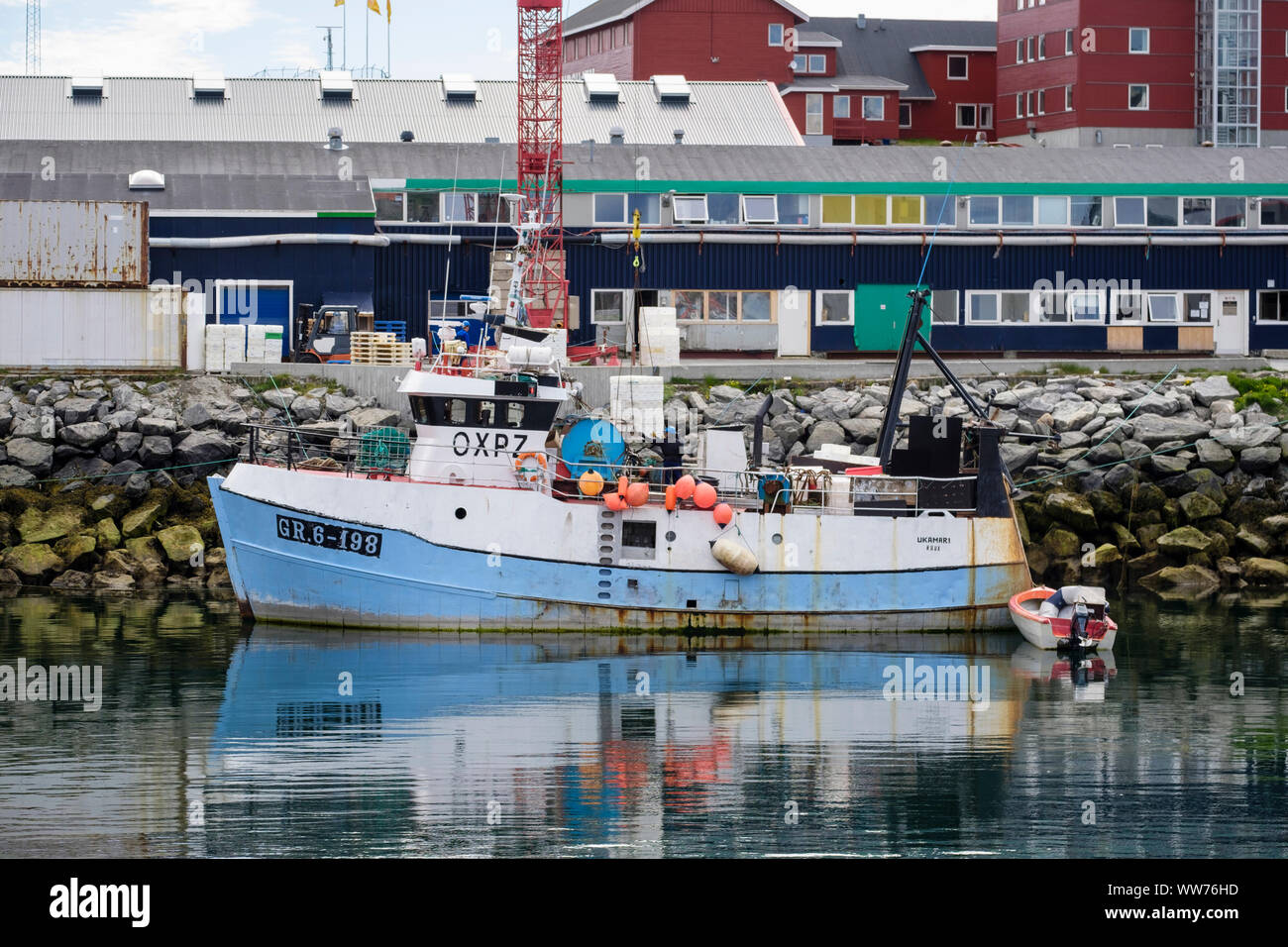 Grönländisch Fischerboot günstig im atlantischen Hafen Port von der Fischerei Gebäude am Kai. Nuuk (godthab), Sermersooq, Grönland Stockfoto