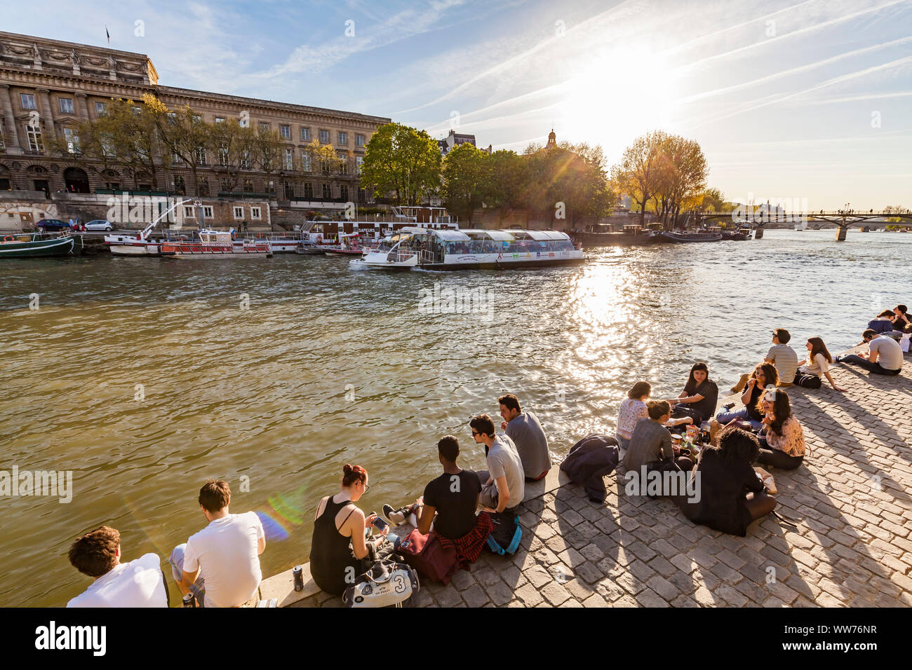 Frankreich, Paris, Seine, Ausflugsschiff, junge Menschen am Ufer entlang des Regionalrats de la CitÃ© Stockfoto