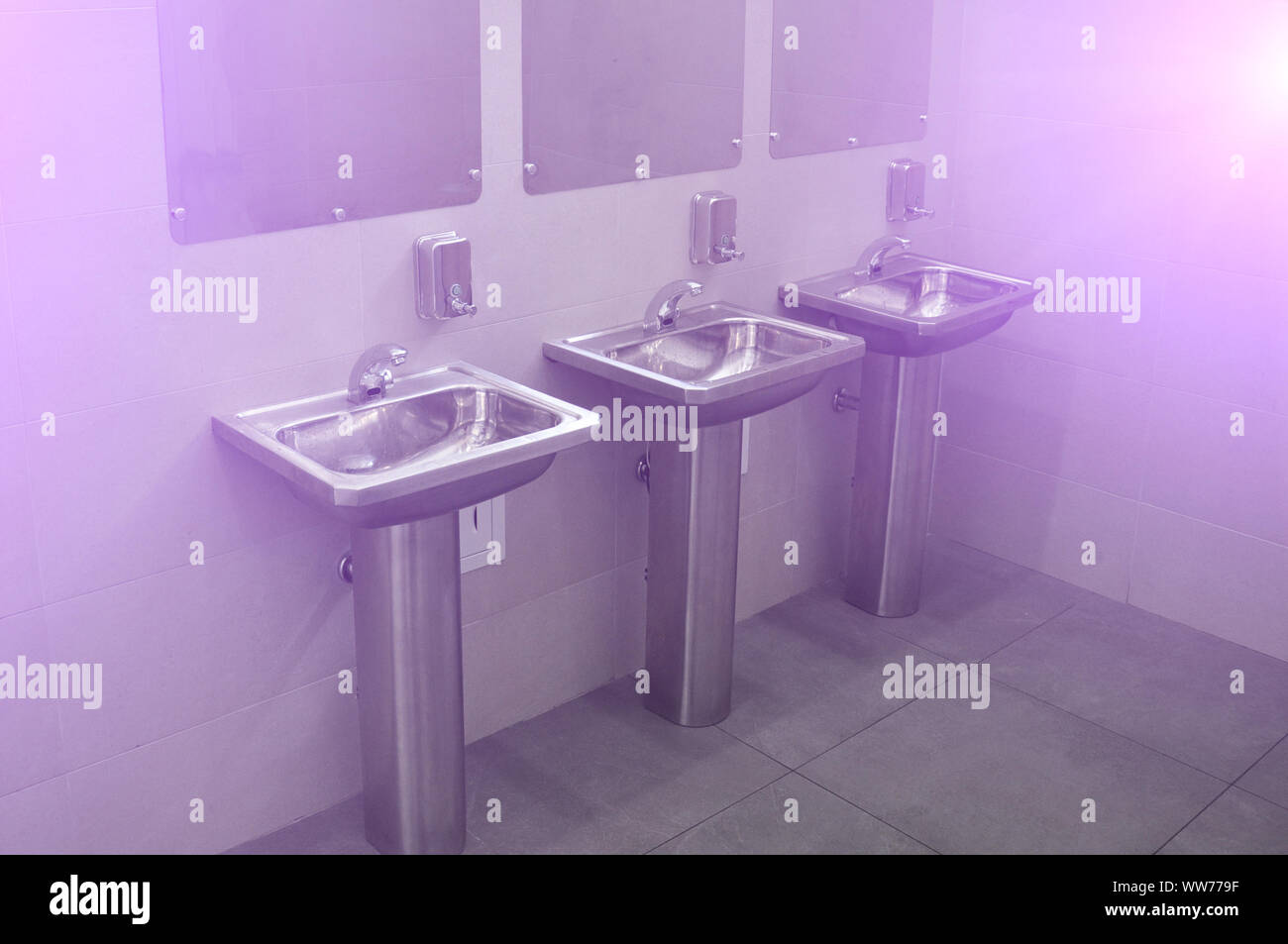 Moderne Einrichtung einer öffentlichen Toilette. Edelstahl Waschbecken. Hygiene Stockfoto