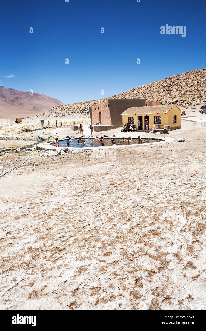 Bolivien, Eduardo Abaroa Fauna der Anden National Reserve, Touristen in Aguas Termales Thermalquellen Stockfoto