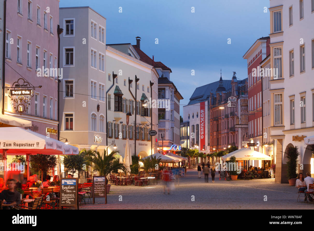 Max-Josefs-Platz, historischen Wohn- und Geschäftshäuser in der Dämmerung, Rosenheim, Oberbayern, Bayern, Deutschland, Europa Stockfoto