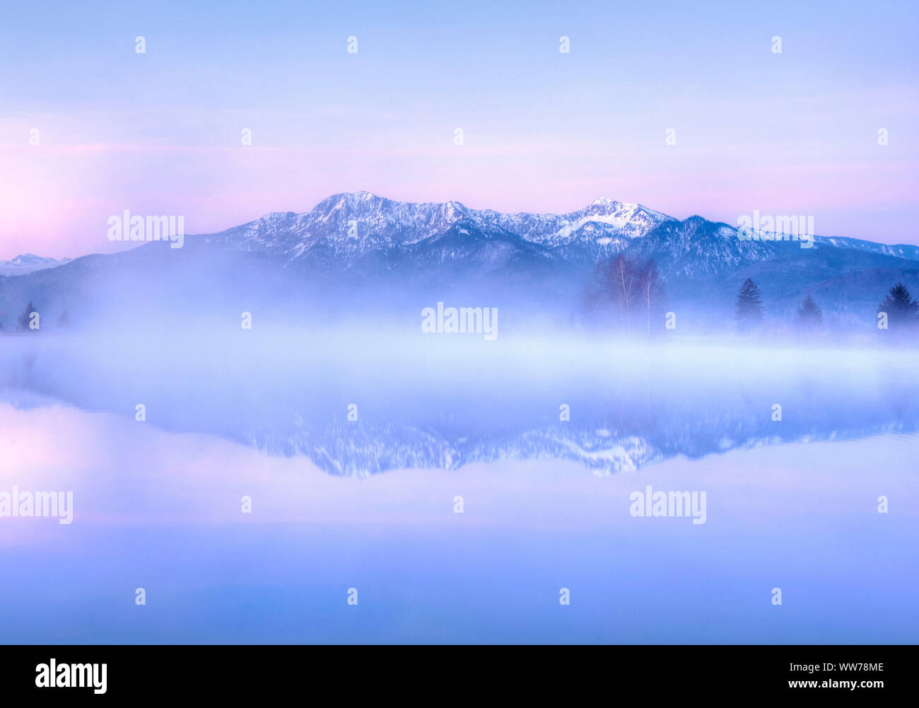 Winter Nebel auf See Eichsee, Herzogstand Berg im Hintergrund, in der Nähe von Kochel, Loisach Kochelsee Moore, Oberbayern, Bayern, Deutschland Stockfoto