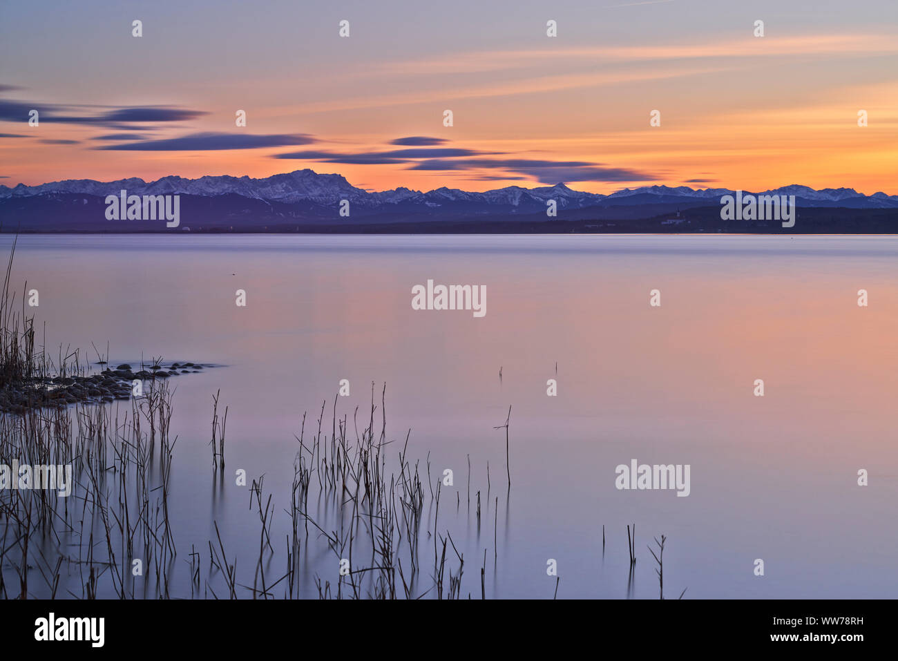 Abendstimmung, den Ammersee in der Nähe von Herrsching, Zugspitze und Wettersteingebirge im Hintergrund, Oberbayern, Bayern, Deutschland Stockfoto