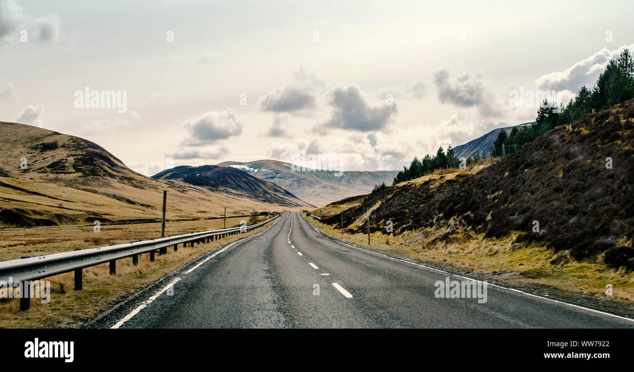 Country Road im typisch alpinen Landschaft, Isle of Skye, Schottland Stockfoto