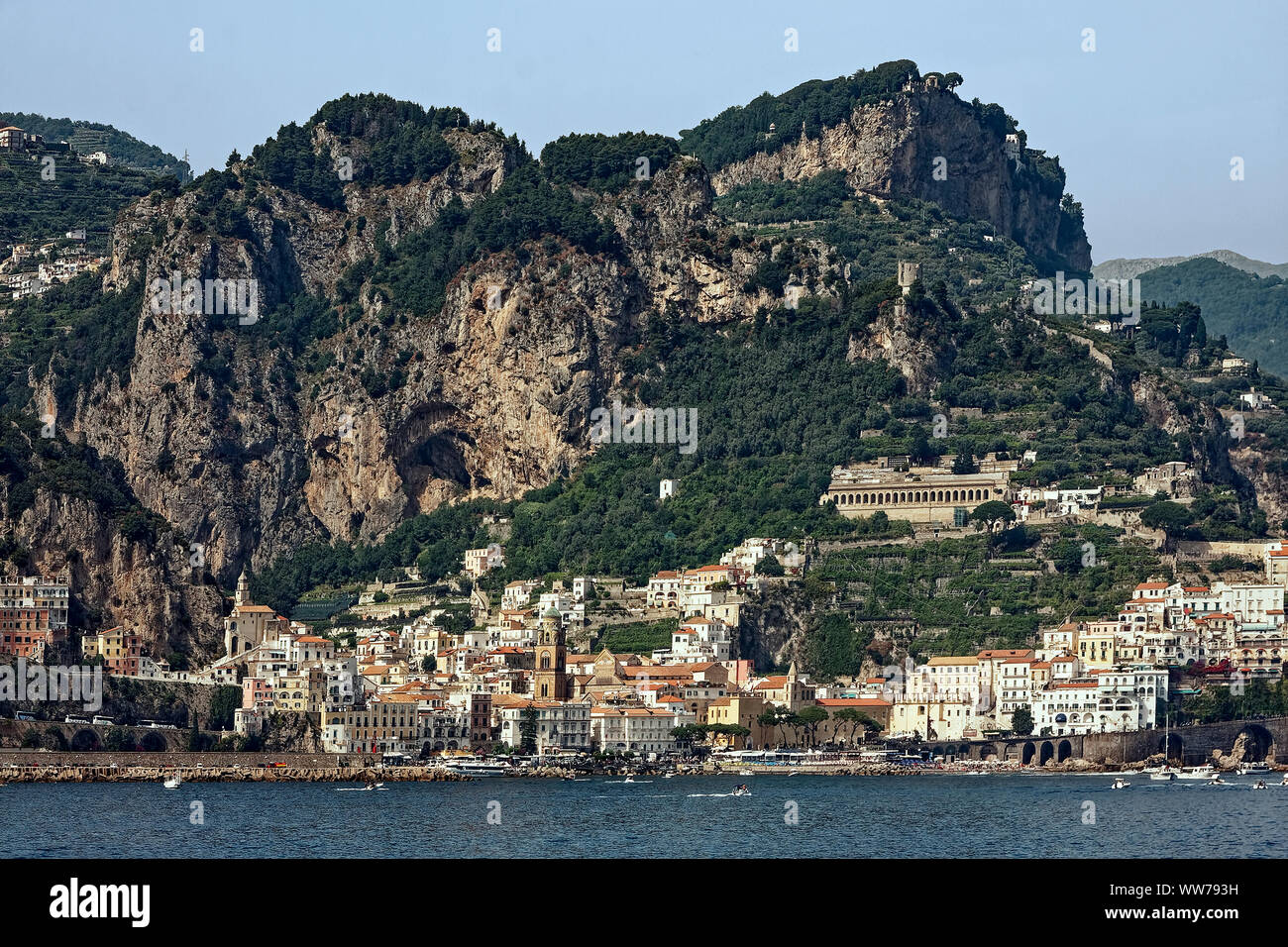 Küste von Amalfi, Tyrrhenische Meer, Felsen, Gebäude nahe beieinander, Boote, Wasser, Häuser am Hang, Vegetation, Scenic, Europa Stockfoto