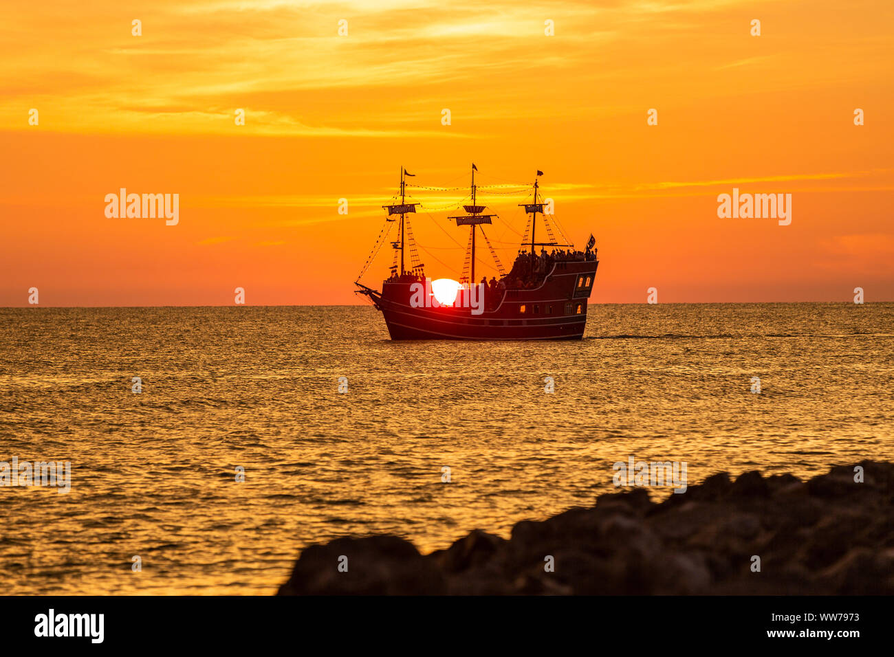 Captain Memos Piratenkreuzschiff segelt bei Sonnenuntergang in Clearwater Beach, Florida, USA. Stockfoto
