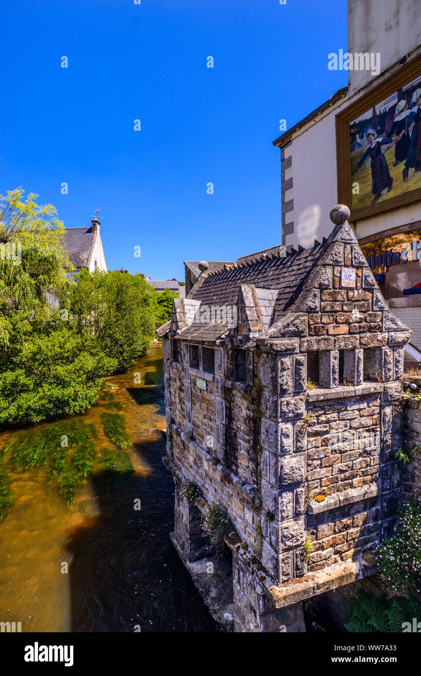 Frankreich, Bretagne, FinistÃ¨re Abteilung, Pont-Aven, Fluss Aven mit historischen wc Haus und 'Traou Mad'Biscuiterie Stockfoto