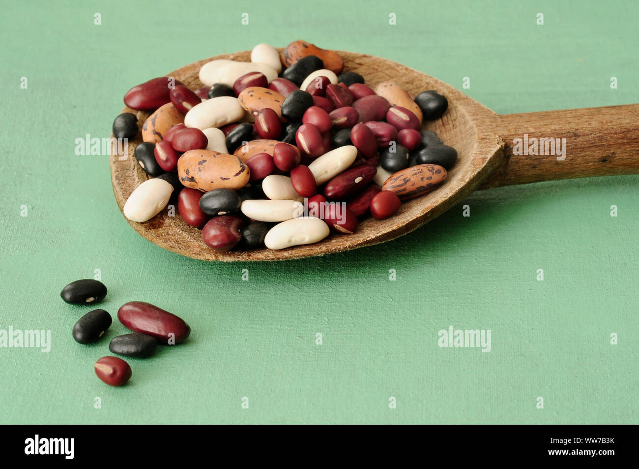 Bohnen, Bohnen, Hülsenfrüchte, Löffel aus Holz Stockfoto