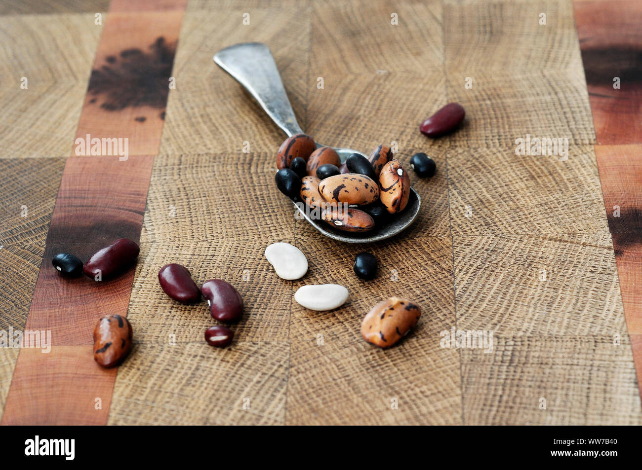 Bohnen, Bohnen, Hülsenfrüchte, Holzbrett, Löffel Stockfoto