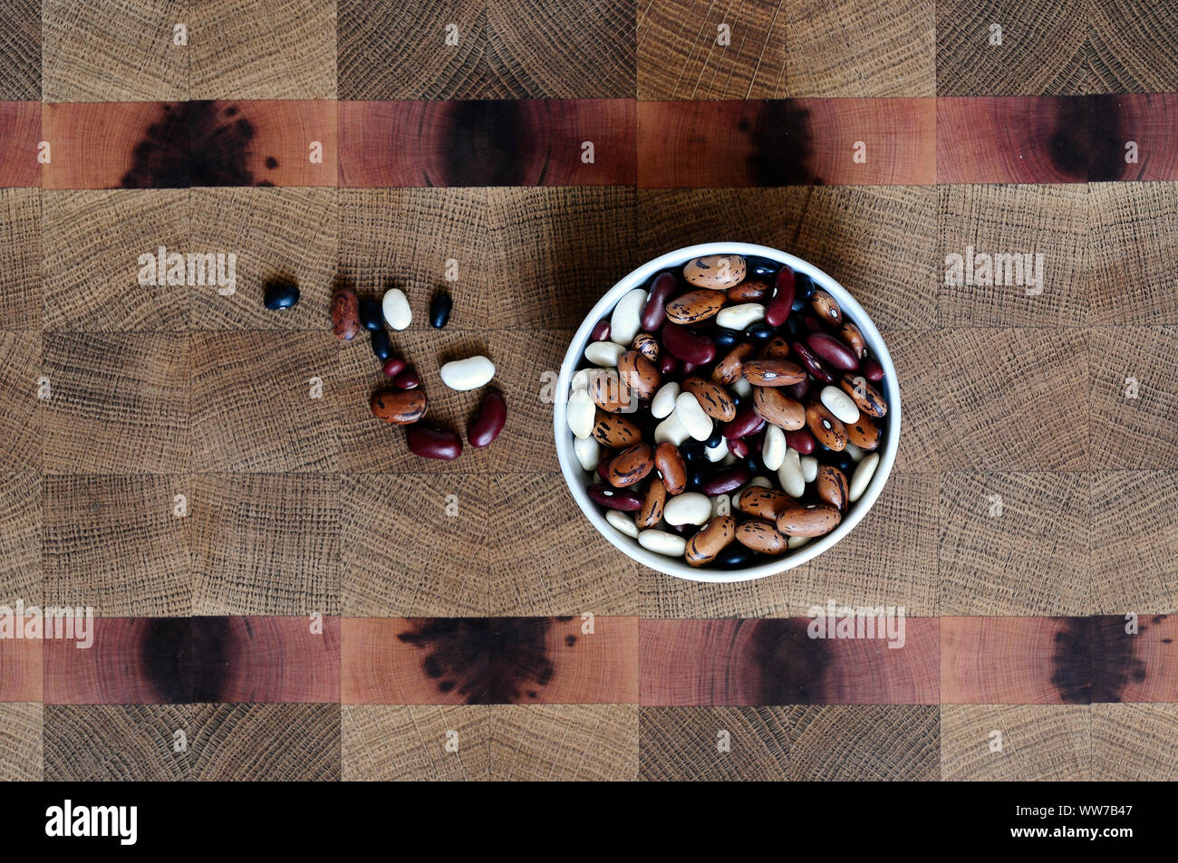 Bohnen, Bohnen, Hülsenfrüchte, Holzplatte Stockfoto