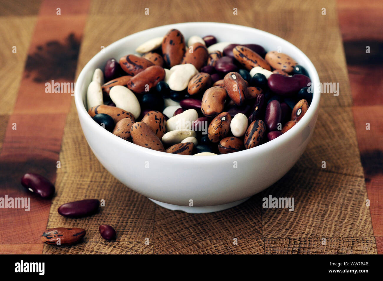 Bohnen, Bohnen, Hülsenfrüchte, Holzbrett, Schüssel Stockfoto