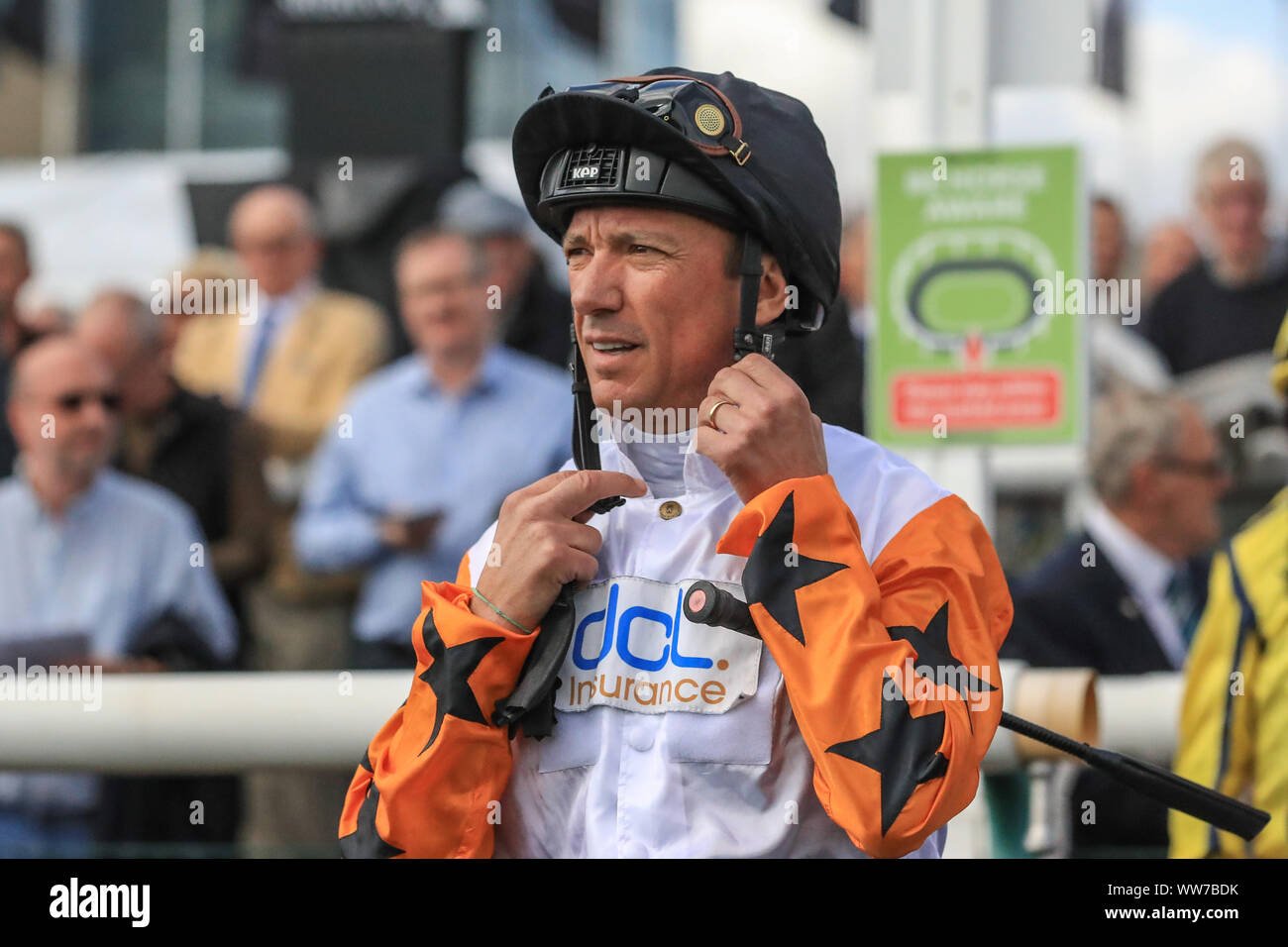 13. September 2019, Doncaster Racecourse, Doncaster, England; William Hill St Leger Festival, Herren Tag; Frankie Dettori bereitet zu Kalifornien Liebe montieren Stockfoto