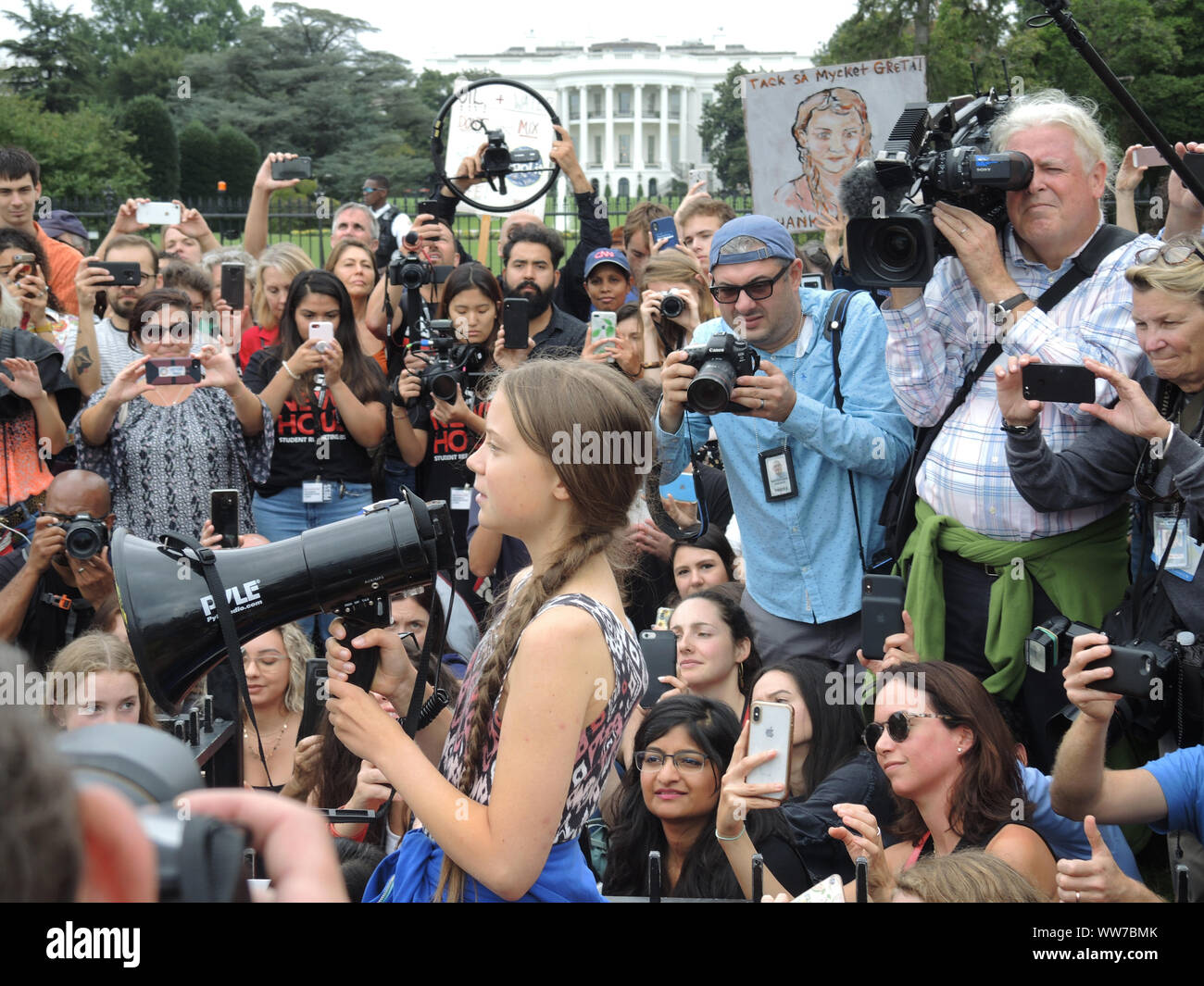 Washington, USA. 13 Sep, 2019. Die schwedische Umweltaktivist Greta Thunberg (M) spricht mit einem Megaphon während einer Schule Streik für mehr Klimaschutz vor dem Weißen Haus. Sie hat in den USA seit Ende August und beteiligt sich an der UN-Jugend Klimagipfel in New York, zum Beispiel. Credit: Lena Klimkeit/dpa/Alamy leben Nachrichten Stockfoto