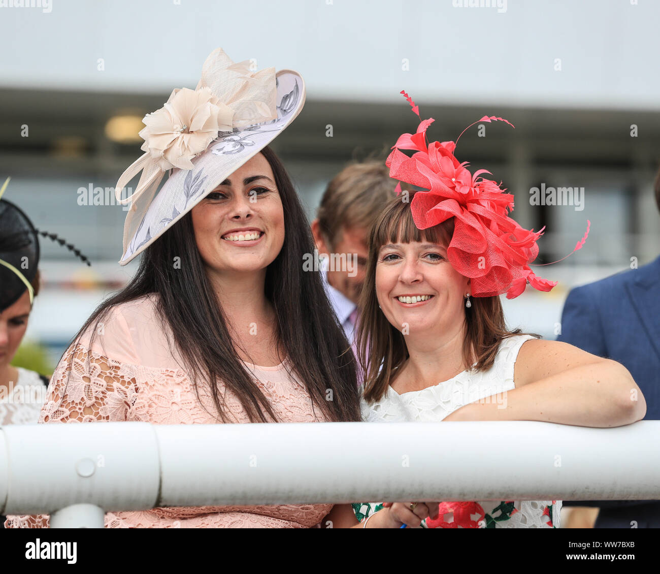 12. September 2019, Doncaster Racecourse, Doncaster, England; William Hill St Leger Festival, DFS Ladies Day; die Damen erhalten oben gekleidet und ihre Fascinators für die William Hill St Leger Festival, DFS Ladies Day zeigen Stockfoto