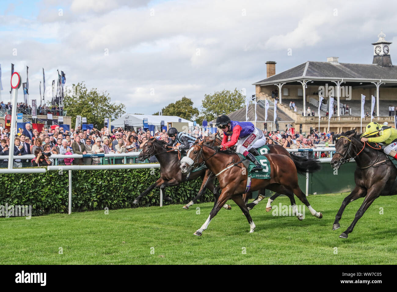 12. September 2019, Doncaster Racecourse, Doncaster, England; William Hill St Leger Festival, DFS Ladies Day, Weatherby Racing Bank; King's Lynn geritten von Oisin Murphy und von SEINER KÖNIGLICHEN HOHEIT Königin Elisabeth die zweite gewinnt den 3 Besitz: 15 in Doncaster Stockfoto