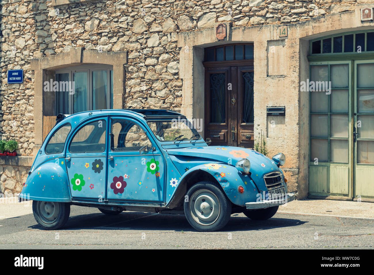 Saint Saturnin les Avignon, Vaucluse, Frankreich, Citroen 2 CV 'Duck' in ein typisches französisches Dorf, Stockfoto