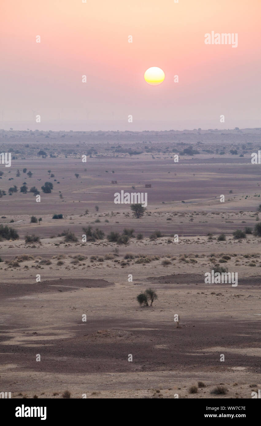 Den Sonnenuntergang über der Wüste Thar in Rajasthan, India Rising. Stockfoto