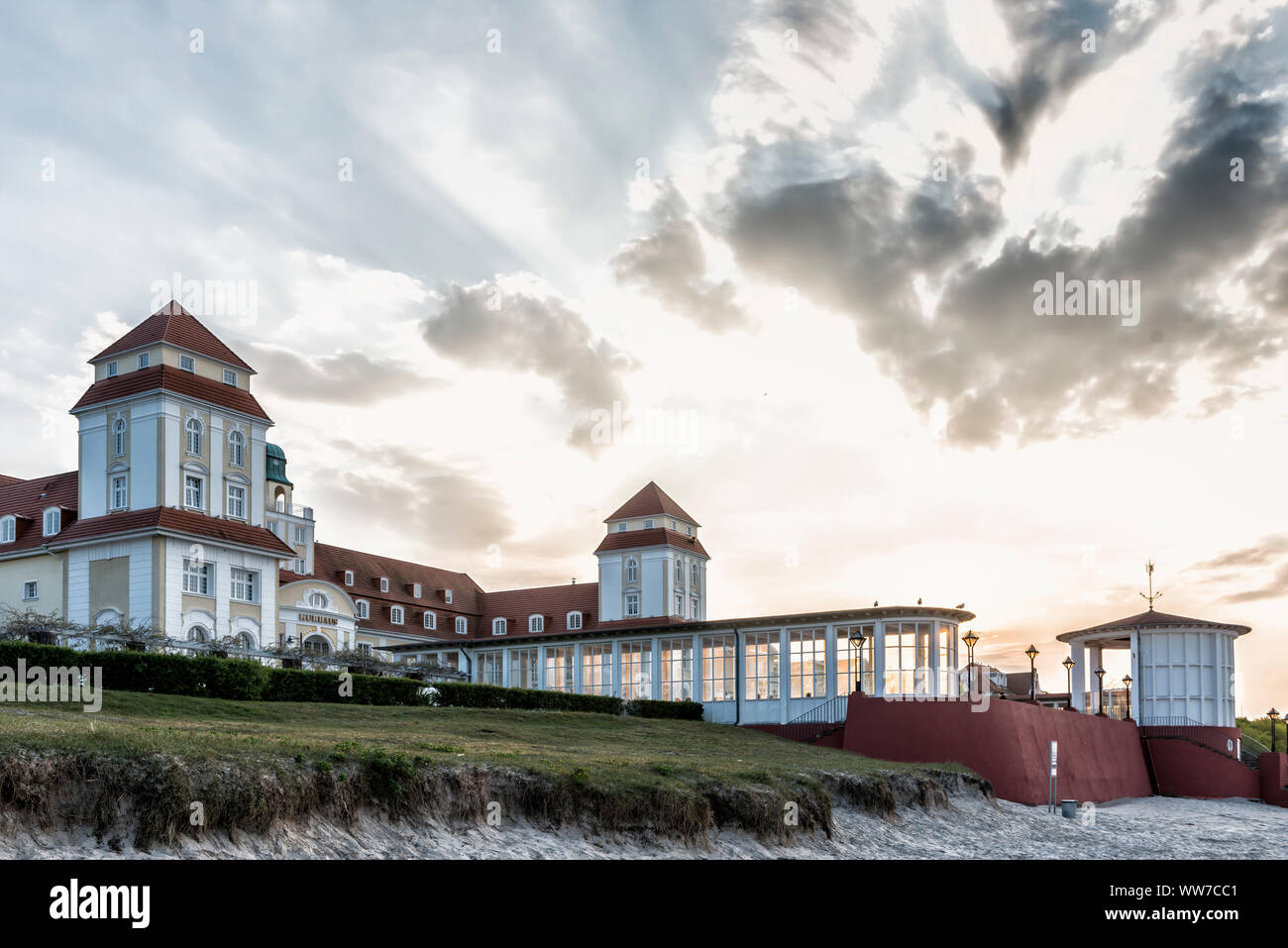 Binz, Mecklenburg-Vorpommern, Deutschland, Europa, Kurhaus mit Strand bei Sonnenuntergang, Stockfoto