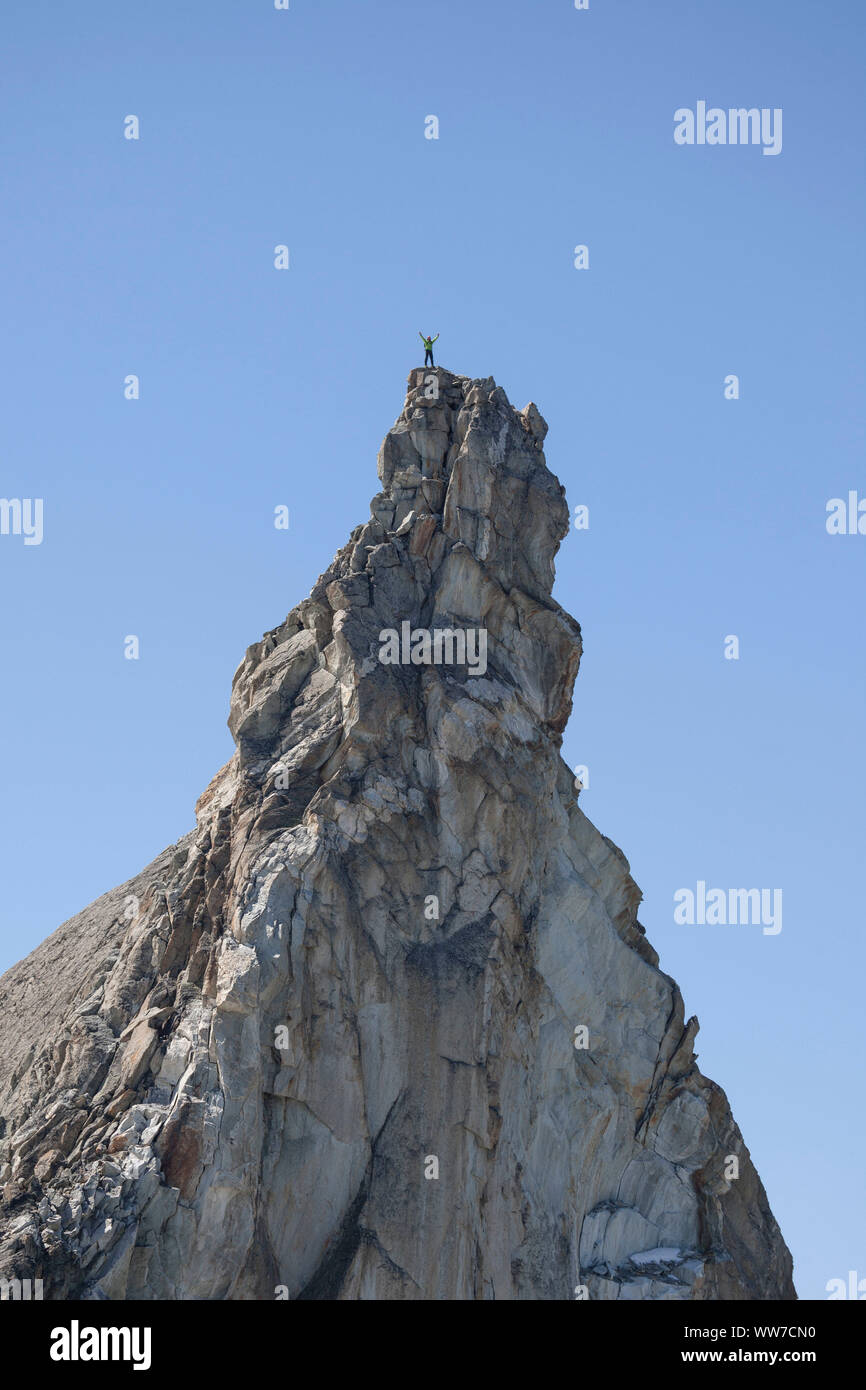 Bergsteiger auf dem Gipfel des Dent de Tsalion, Arolla, Val d'HÃ©rens, Wallis, Schweiz Stockfoto