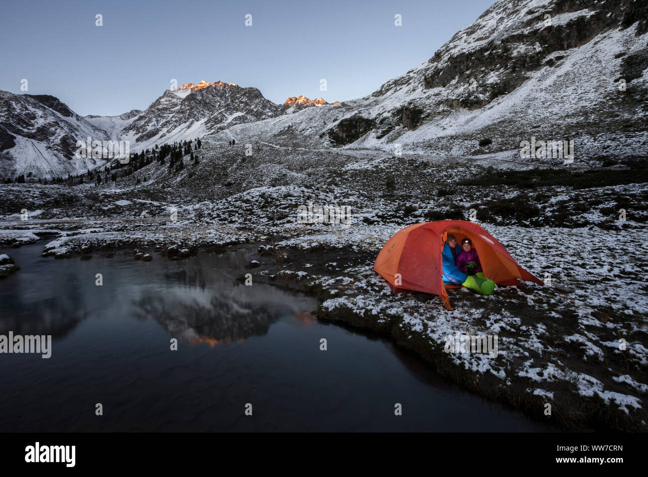 Übernachtung im Zelt am Beginn des Winters im Fundus Tal, Ötztal, Tirol, Österreich Stockfoto