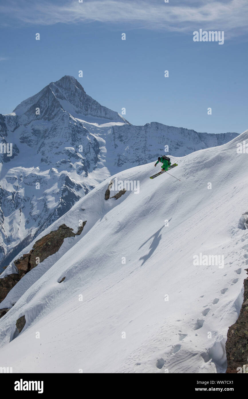 Tiefer Schnee downhill Run im LÃ¶tschental, Berner Alpen, Wallis, Schweiz Stockfoto