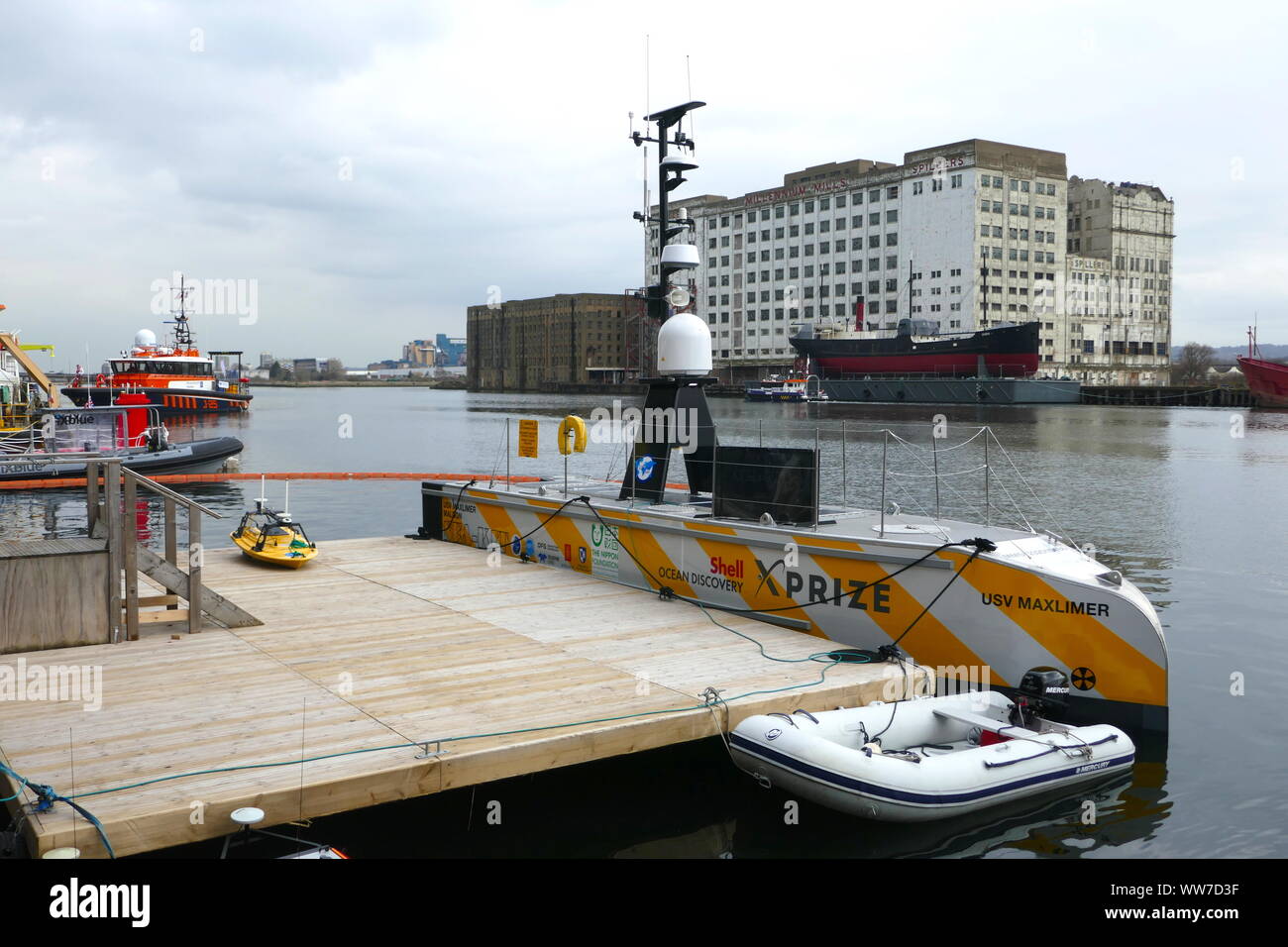 USV Maxlimer ist ein unbemanntes Oberfläche Gefäß dient als Plattform für die Tiefsee Umfragen. Die USV ist auf das Heck des RFA-Lyme Bay und eine Demo fotografiert. Stockfoto