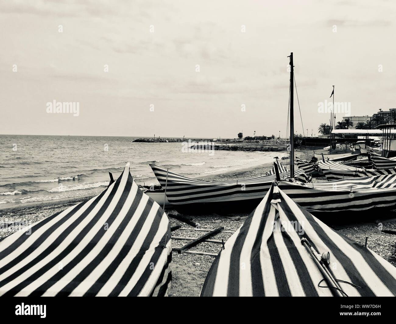 Überdachte Boote am Strand, Ruhe vor dem Sturm Stockfoto