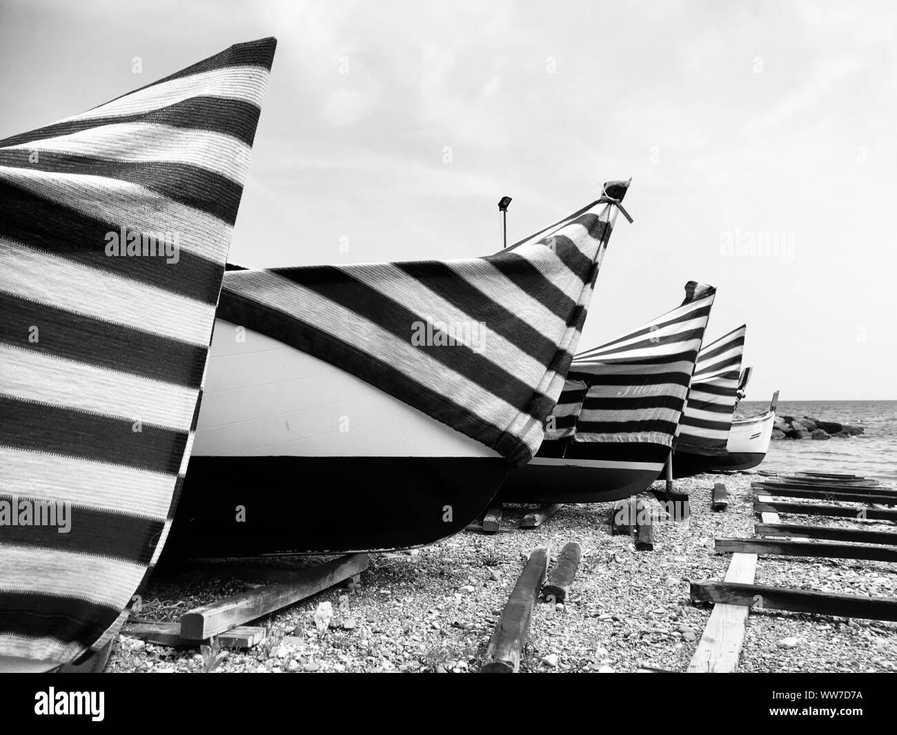 Überdachte Boote am Strand, Ruhe vor dem Sturm Stockfoto