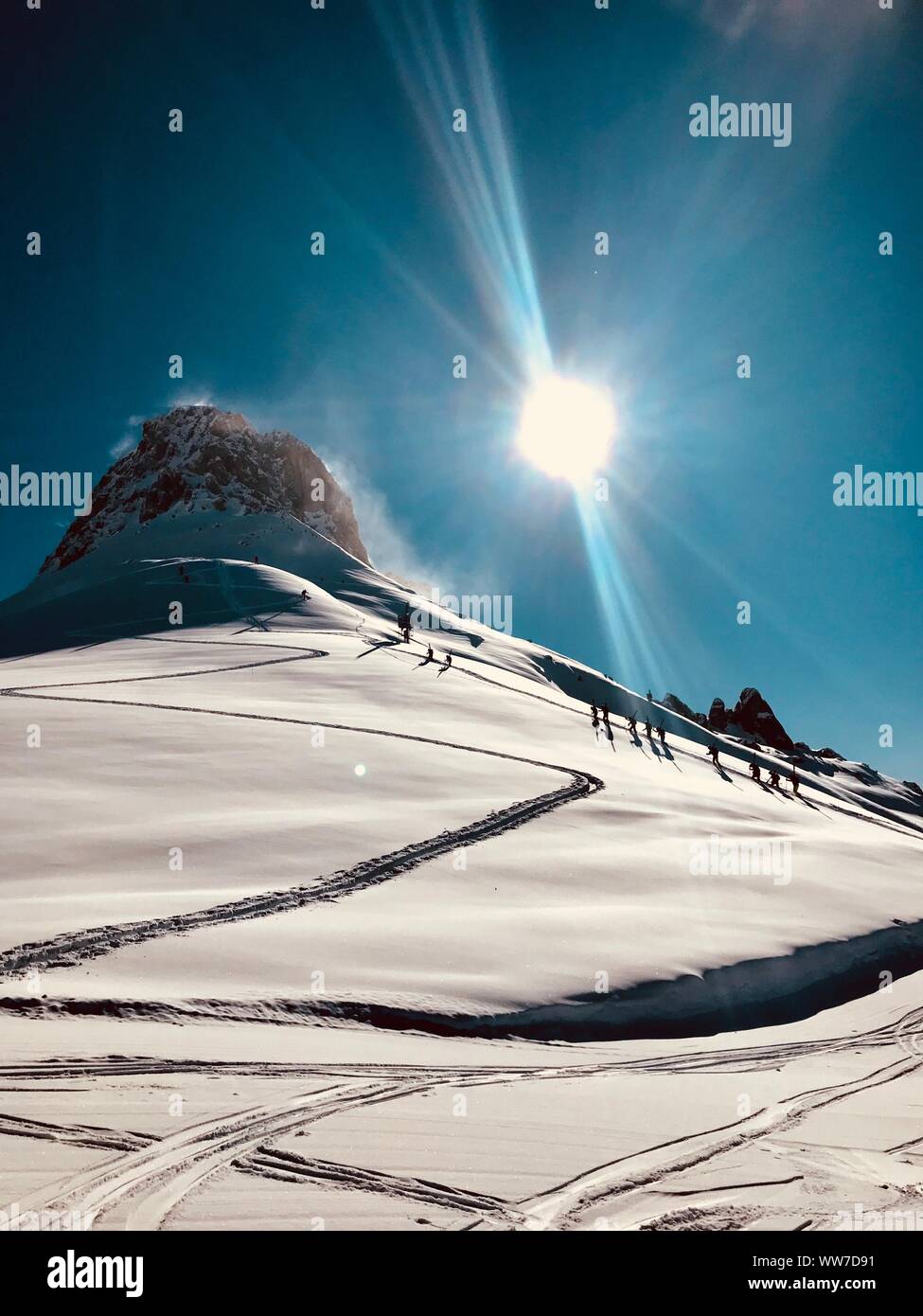 Skitourengeher, Berggipfel, zickzack Spuren im Schnee, Stockfoto