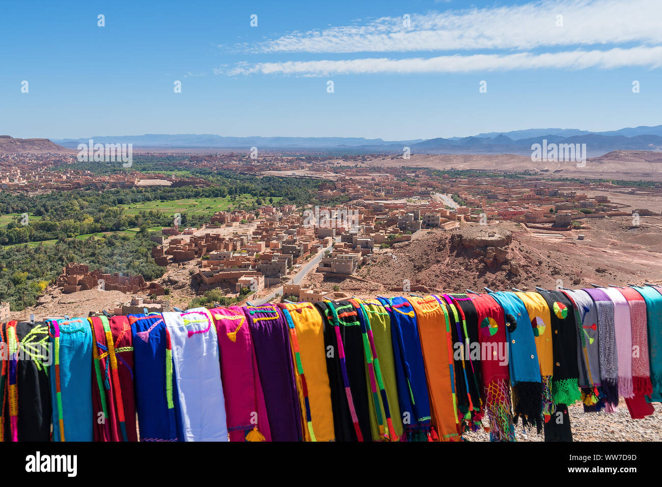 Marokko, Hoher Atlas, Tinghir, bunte Tücher, Souvenir, Verkaufsstand Stockfoto