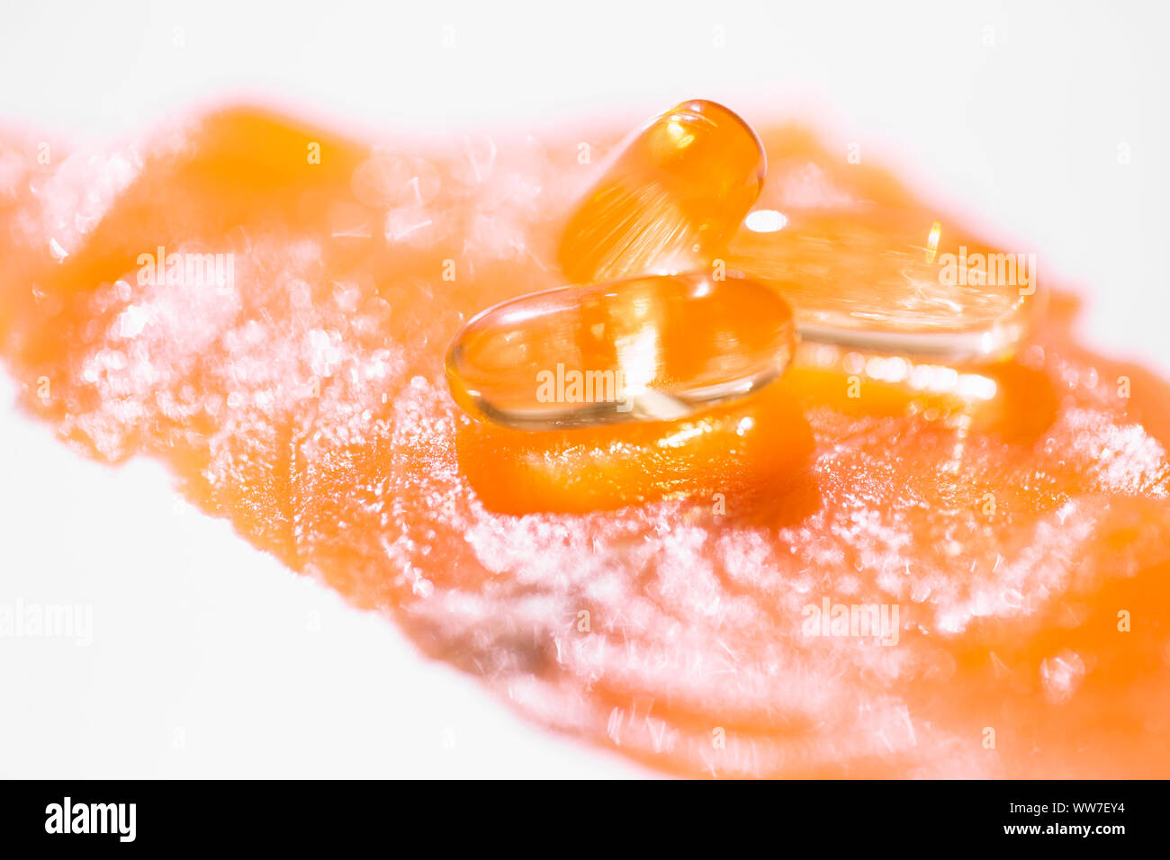 Nützliche Fischöl Kapseln. Close-up Lachsfilet und Pillen Layout. Stockfoto