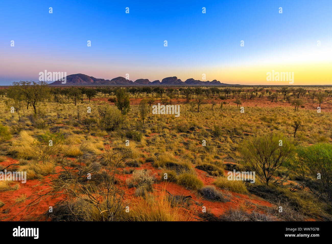 Sonnenaufgang am Kata Tjuta oder die Olgas ist die gewölbte Felsformation im Uluru-Kata Tjuta National Park. Majestic australische Outback von Plattform dune Stockfoto