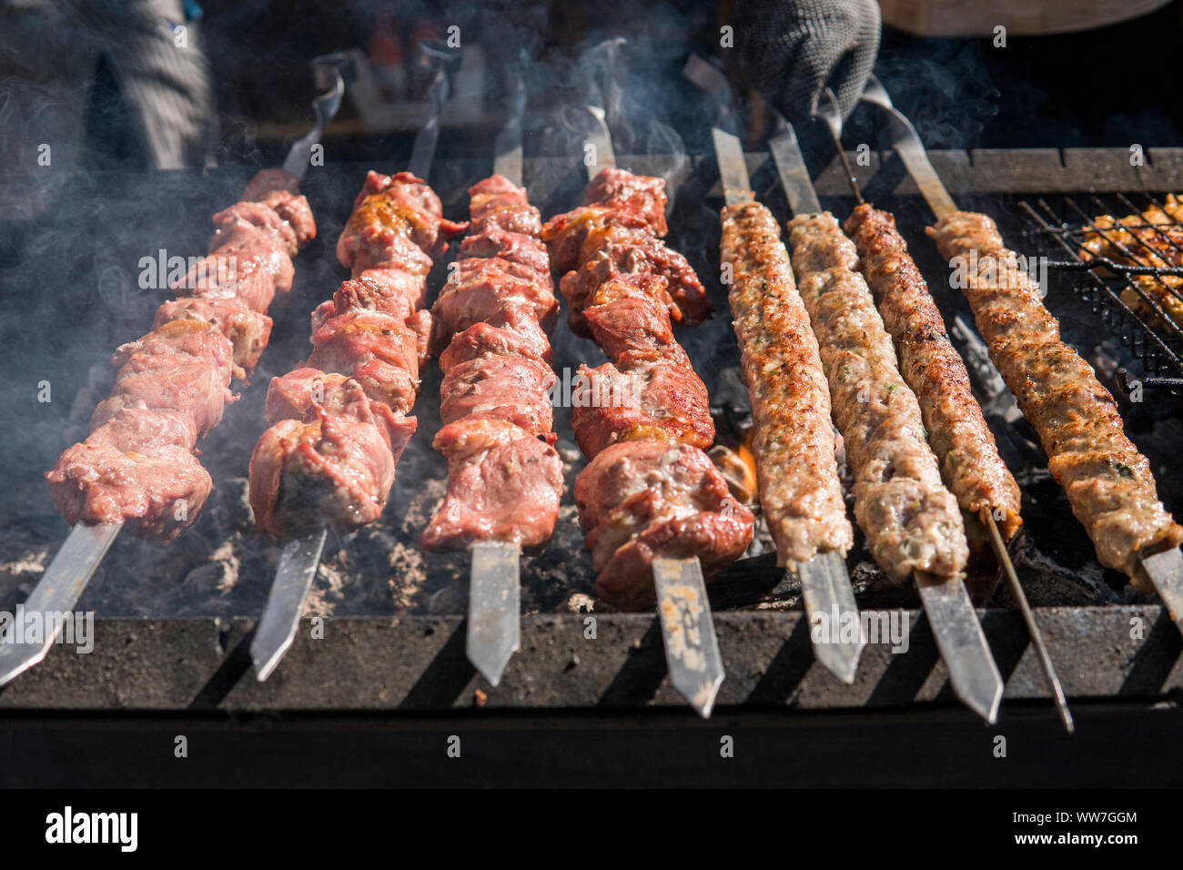 Leckeres bbq Grillen von Fleisch am offenen Grill, Outdoor Küche. Food  Festival in der Stadt. Leckeres essen Braten am Spieß, Essen - Gericht.  Sommer Picknick Stockfotografie - Alamy