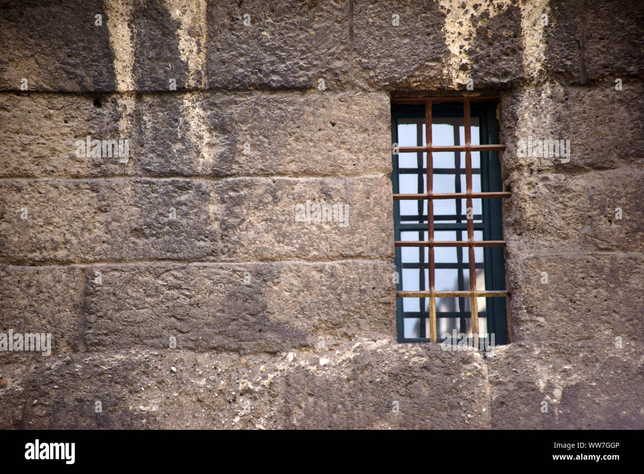 Die nostalgische Fenster eines alten Mauerwerk mit Ausbruchsicher Bügeleisen Bars wie Fenster, Gitter, Stockfoto