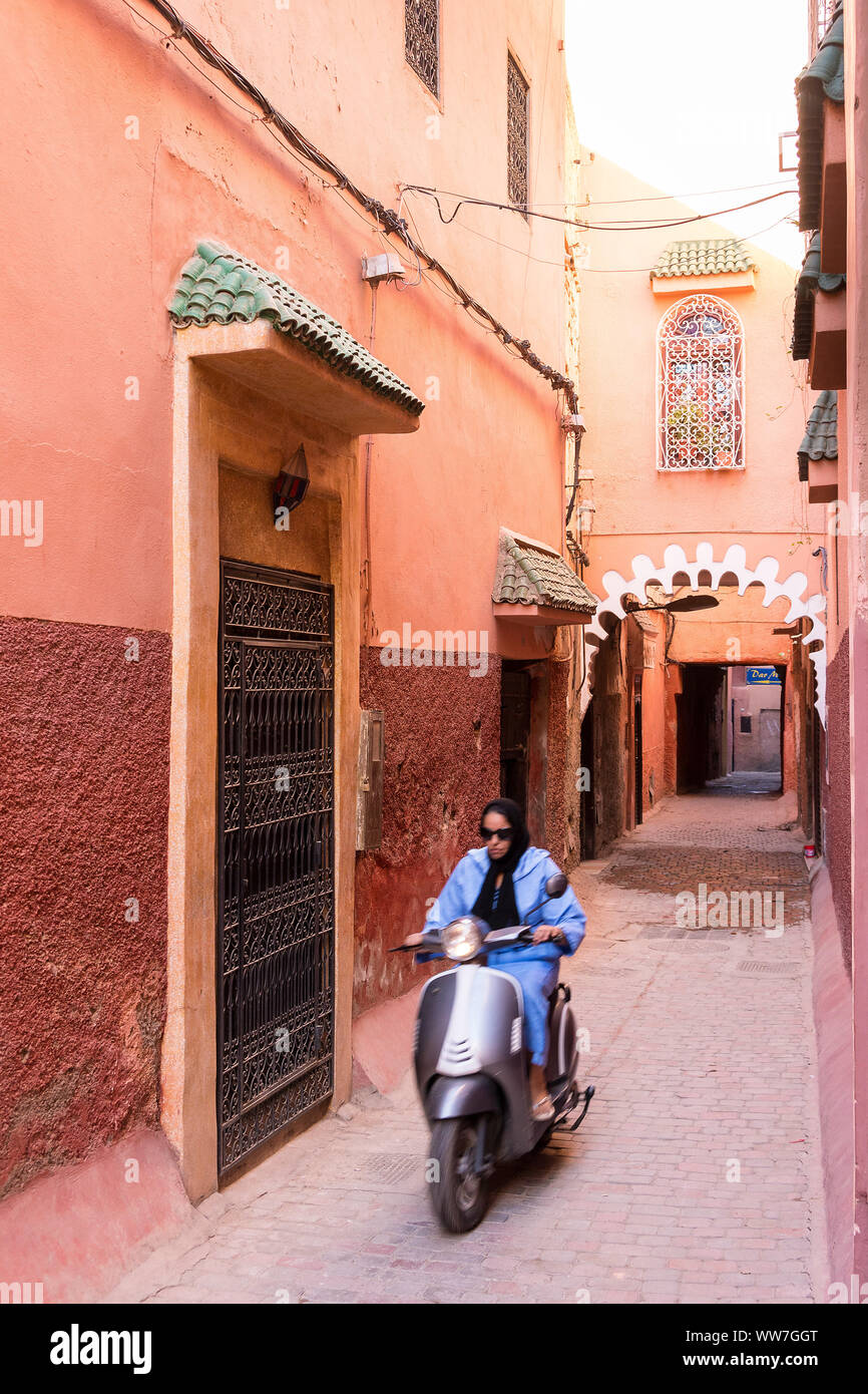 Marokko, Marrakesch, Souks, Lane, Moped Fahrer, Bewegungsunschärfe Stockfoto